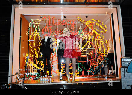 Noel Fielding e il Mighty Boosh accendono le luci di Natale al negozio Stella McCartney di Londra. Foto Stock