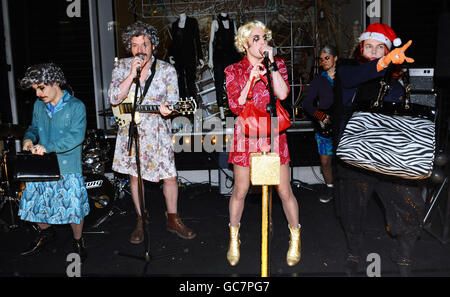 Michael Fielding, Julian Barratt, Noel Fielding e Rich Fulcher del Mighty Boosh si esibiscono dopo aver acceso le luci di Natale al negozio Stella McCartney di Londra. Foto Stock