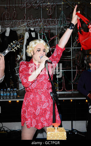 Noel Fielding e il Mighty Boosh accendono le luci di Natale al negozio Stella McCartney di Londra. Foto Stock