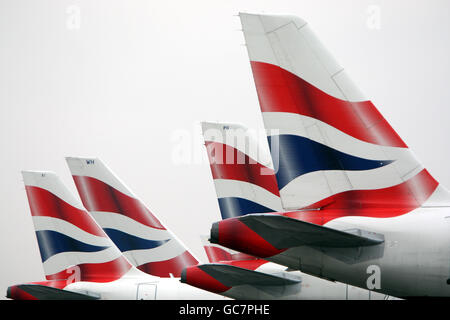 British Airways Airways aerei sul asfalto al Terminal 5 dell'aeroporto di Heathrow, Middlesex, dopo che è stato annunciato che British Airways ha avviato un'azione legale per fermare un attacco di 12 giorni previsto dal suo equipaggio di cabina, che minaccia il caos di viaggio per un milione di passeggeri a partire dalla prossima settimana. Foto Stock