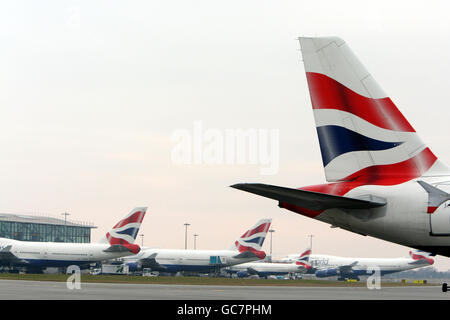 British Airways Airways aerei sul asfalto al Terminal 5 dell'aeroporto di Heathrow, Middlesex, dopo che è stato annunciato che British Airways ha avviato un'azione legale per fermare un attacco di 12 giorni previsto dal suo equipaggio di cabina, che minaccia il caos di viaggio per un milione di passeggeri a partire dalla prossima settimana. Foto Stock