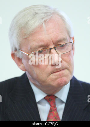 Sir Neil McIntosh presenta il suo rapporto durante una conferenza stampa sul sistema di rimborso delle spese per gli MSP al Parlamento scozzese di Edimburgo. Foto Stock