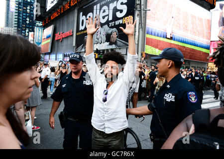 Manhattan, Stati Uniti. 07 Luglio, 2016. Migliaia hanno marciato per le strade di New York City dopo i video sono stati rilasciati che mostra due distinte incidenze di polizia spara e uccide due maschi neri. Credito: Angelo Zayas/Pacific Press/Alamy Live News Foto Stock