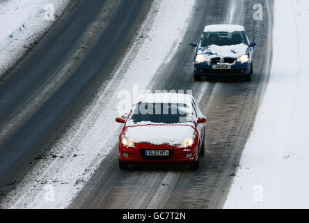 Auto coperte di neve nei pressi di Ashford a Kent dopo una pesante nevicata di notte. Foto Stock