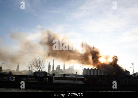 La scena dell'iconico stabilimento Guinness nel centro di Dublino, dove fino a sei unità antincendio contenevano la brillantezza di Victoria Quay. Foto Stock