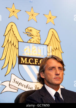 Calcio - Manchester City Press Conference - City of Manchester Stadium. Roberto Mancini, direttore di New Manchester City, durante una conferenza stampa allo stadio City of Manchester, Manchester. Foto Stock