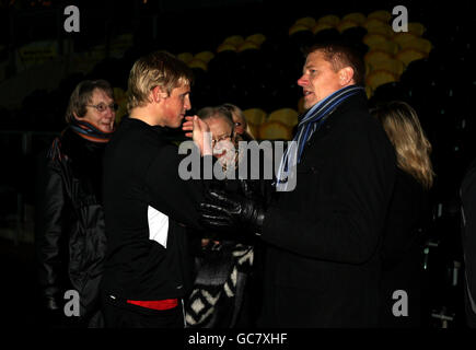 Kasper Schmeichel (l) e suo padre Peter Schmeichel durante la partita della Coca-Cola League due al Pirelli Stadium di Burton. Foto Stock