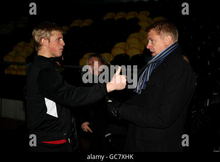 Kasper Schmeichel (l) e suo padre Peter Schmeichel durante la partita della Coca-Cola League due al Pirelli Stadium di Burton. Foto Stock