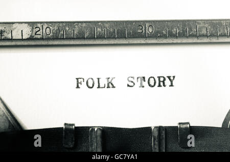 Parole storia folk digitata su una vecchia macchina da scrivere Foto Stock
