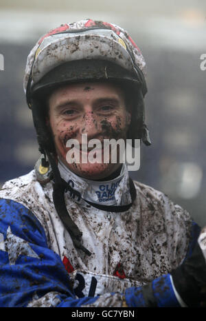 Corse di cavalli - il giorno della barriera di Charity DI HEROS - Ippodromo di Newbury. Daryl Jacob festeggia la vittoria della corsa UK Free oggi su Sky 432 Challow Novice's Hudle Race su Reve De Sivola Foto Stock