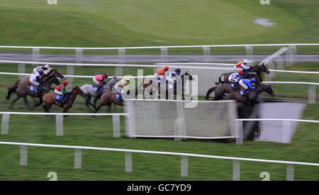 I corridori prendono il salto d'acqua nel totepool Support Heros Novices' Chase durante L'HEROS Charity Challow Hindle Day all'ippodromo di Newbury, Berkshire. Foto Stock