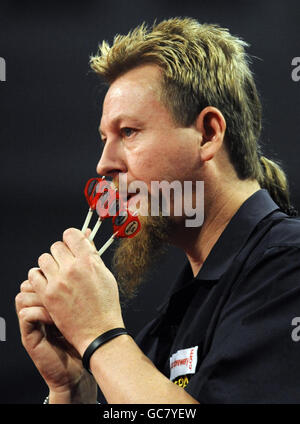 Simon Whitlock australiano in azione durante il Campionato Mondiale di Freccette Ladbrokes.com ad Alexandra Palace, Londra. Foto Stock