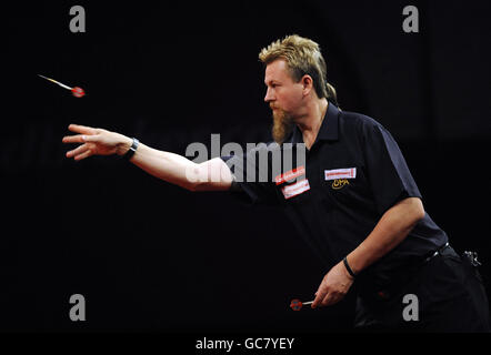 Simon Whitlock australiano in azione durante il Campionato Mondiale di Freccette Ladbrokes.com ad Alexandra Palace, Londra. Foto Stock