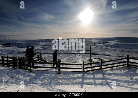 I Rambla potranno godersi una passeggiata di Capodanno sulle Derbyshire Hills vicino a Mamtor, mentre il clima freddo continua. Foto Stock