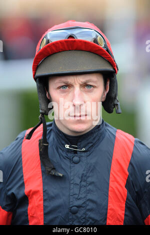 Jockey Colin Bolger prima del suo giro su un altro Miracolo Nel williamhill.com - Bonus25 Novices 'hurdle Foto Stock