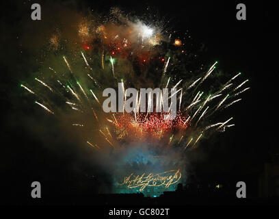 Guinness ha firmato per un anno di 250° anniversario con una spettacolare trasmissione di 60 secondi in diretta su RTE One della St James's Gate Brewery. Foto Stock