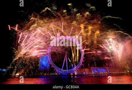 Fuochi d'artificio sul Tamigi a Londra per celebrare il nuovo anno. Foto Stock