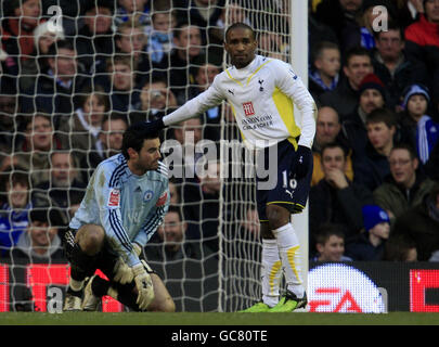 Jermain Defoe di Tottenham Hotspur si batte in testa al portiere di Peterborough United Joe Lewis dopo aver tirato fuori una serie di salvataggi nella prima metà durante la partita del terzo round della fa Cup a White Hart Lane, Londra. Foto Stock