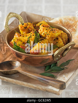 , Aloo Gobi. Patate speziate e cavolfiore curry. India cibo Foto Stock