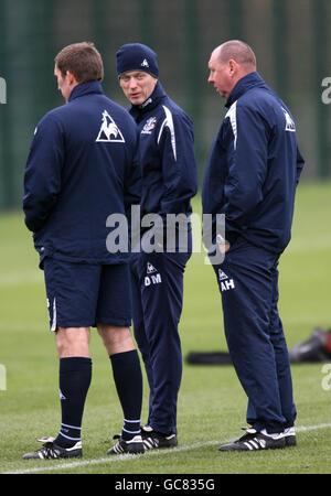 Il manager di Everton David Moyes parla con il suo staff di coaching durante formazione Foto Stock