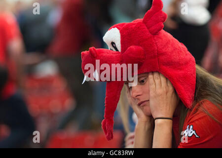 Sconsolato Galles i tifosi di calcio guarda il Galles perde contro il Portogallo in Euro 2016 semifinali. Foto Stock