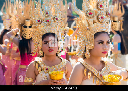 Tradizionale Tailandese Ragazze Danza presso l'Elefante Round-up Festival nella città di Surin nel nordest della Thailandia in Southeastasia. Foto Stock