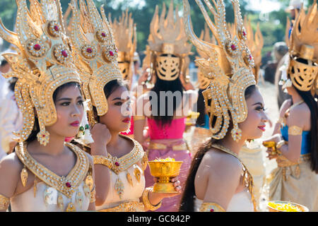 Tradizionale Tailandese Ragazze Danza presso l'Elefante Round-up Festival nella città di Surin nel nordest della Thailandia in Southeastasia. Foto Stock