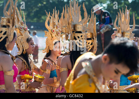 Tradizionale Tailandese Ragazze Danza presso l'Elefante Round-up Festival nella città di Surin nel nordest della Thailandia in Southeastasia. Foto Stock