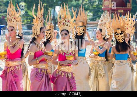 Tradizionale Tailandese Ragazze Danza presso l'Elefante Round-up Festival nella città di Surin nel nordest della Thailandia in Southeastasia. Foto Stock