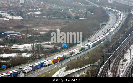 Il traffico fermo sulla M20 vicino a Folkestone in Kent come la neve pesante nel nord della Francia durante la notte causa il caos di viaggio. Foto Stock