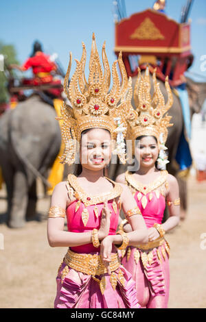 Tradizionale Tailandese Ragazze Danza presso l'Elefante Round-up Festival nella città di Surin nel nordest della Thailandia in Southeastasia. Foto Stock