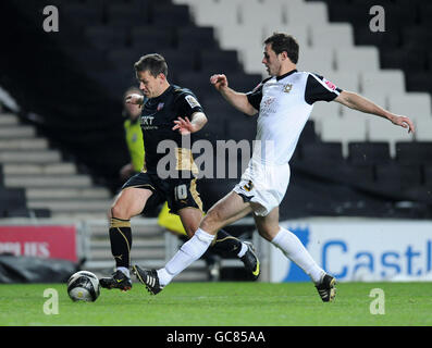 Calcio - Coca-Cola Football League 1 - Milton Keynes Dons / Brentford - stadio:mk. David McCracken di Milton Keynes Dons e Charlie MacDonald di Brentford Foto Stock