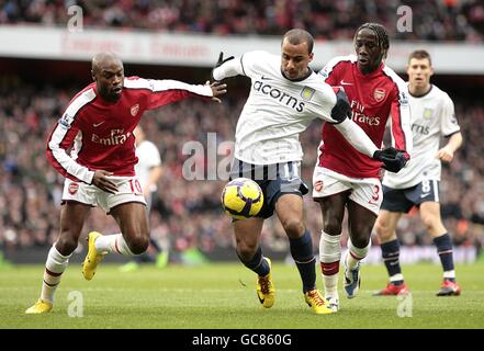 Calcio - Barclays Premier League - Arsenal / Aston Villa - Emirates Stadium. Gabriel Agbonlahor (centro) di Aston Villa batte per la palla con William Gallas dell'Arsenale (a sinistra) e Bacary Sagna Foto Stock