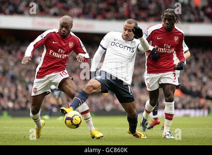 Calcio - Barclays Premier League - Arsenal / Aston Villa - Emirates Stadium. Gabriel Agbonlahor (centro) di Aston Villa batte per la palla con William Gallas dell'Arsenale (a sinistra) e Bacary Sagna Foto Stock