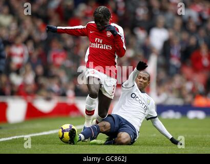 Il Bacary Sagna di Arsenal (a sinistra) è sfidato dall'Ashley di Aston Villa Giovane (a destra) Foto Stock