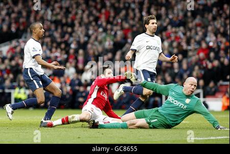 Aston Villa's Fabian Delph (a sinistra) e Carlos Cuellar (a destra) Guarda con il portiere deposto Brad Friedel (a destra) dopo Arsenal's. Francesc Fabregas (al centro) segna il loro secondo gol Foto Stock