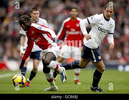 Arsenal's Bacary Sagna (a sinistra) e Aston Villa Stephen Warnock (a destra) in azione Foto Stock