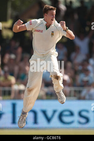 Morne Morkel, in Sudafrica, celebra il licenziamento dell'Alastair Cook inglese durante il secondo test a Kingsmead, Durban, Sudafrica. Foto Stock