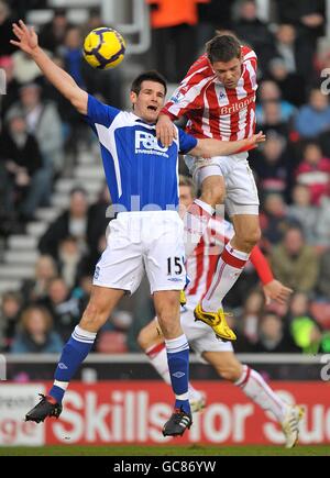 Scott Dann di Birmingham (a sinistra) e James Beattie di Stoke City combatti per la palla Foto Stock