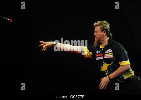 Simon Whitlock in azione contro Raymond Van Barneveld durante il campionato mondiale di freccette Ladbrokes.com ad Alexandra Palace, Londra. Foto Stock