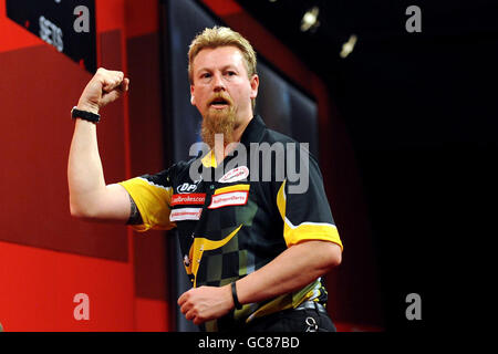 Simon Whitlock festeggia durante il campionato mondiale di freccette Ladbrokes.com ad Alexandra Palace, Londra. Foto Stock