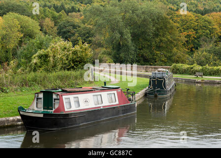 Imbarcazioni strette sul Kennet and Avon Canal, Dundas Acquedotto (grado 1 elencati), Limpley Stoke, sul confine tra il Somerset e Wilts Foto Stock