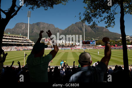 I fan festeggiano come Graham Onions dell'Inghilterra respinge Jacques Kallis del Sud Africa durante il terzo test a Newlands, Città del Capo, Sud Africa. Foto Stock