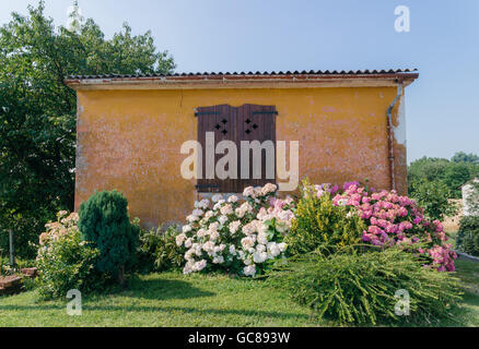 Flower stradine della vecchia città italiana in Lombardia, Italia Foto Stock