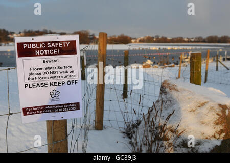 Una visione generale di un cartello eretto sulla scena nel Watermead Country Park a Thurmaston, Leicester, dove due fratelli sono morti la notte scorsa dopo essere caduti attraverso un lago ghiacciato. Foto Stock