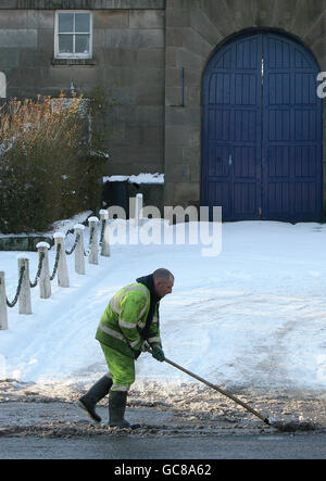 Un operaio del Consiglio libera la neve dal marciapiede, a Knutsford, Cheshire mentre le temperature continuavano a scendere in tutta la Gran Bretagna. Foto Stock