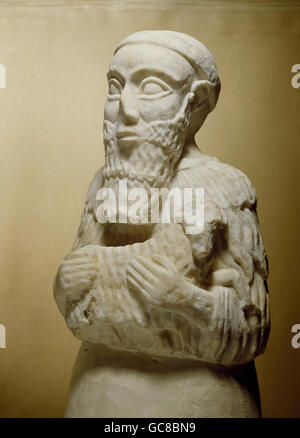 Belle arti, mondo antico, sumerico, scultura, statua di un sacrificio bearer, alabastro, Mari, periodo Akkadico, 2460 - 2290 BC, Aleppo museo nazionale, Foto Stock