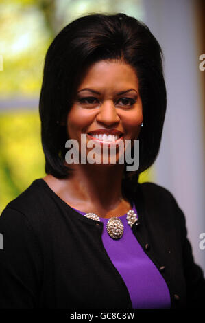 Una nuova figura di cera di Michelle Obama al Madame Tussauds nel centro di Londra, dove si unisce a quella di suo marito, il presidente degli Stati Uniti Barack Obama. Foto Stock