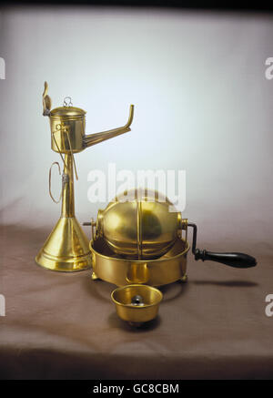 Casa, cucina e utensili da cucina, ottone, lampada ad olio, altezza 31 cm, Frisia orientale, Germania, XVIII / XIX secolo, Museo del folklore tedesco, Fondazione Prussiana per il patrimonio culturale, Berlino, torrefazione, gastronomia, caffè, tostatura, arrosto, lampade, gastronomia, storico, storico, diritti aggiuntivi-clearences-non disponibili Foto Stock