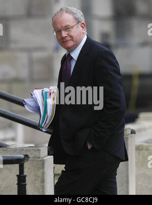 Il vice primo ministro dell'Irlanda del Nord Martin McGuinness arriva all'Assemblea Stormont di Belfast mentre continuano i colloqui sul trasferimento dei poteri di polizia e di giustizia da Londra a Belfast. Foto Stock